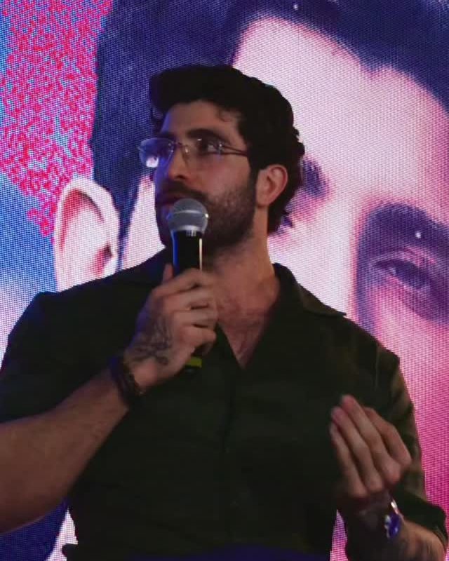 Igor Cuts no palco, falando ao microfone